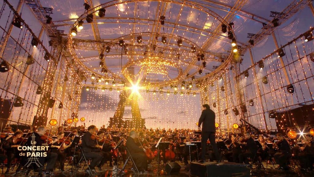Und dieses Jahr führte Cristian Măcelaru das National Orchestra of France am Nationalfeiertag vor dem Eiffelturm durch
