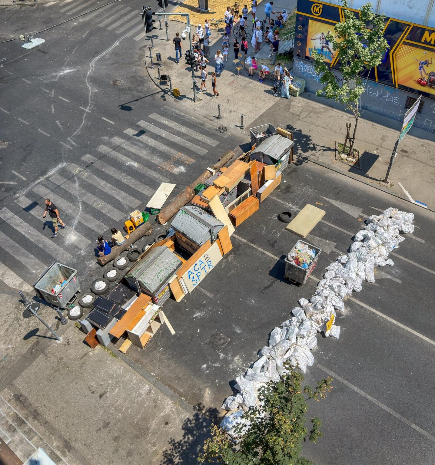 Demonstrationen und Barrikaden der Straßen werden in Serbien fortgesetzt! Wird es den serbischen Volk gelingen, die Kleptokratie loszuwerden?