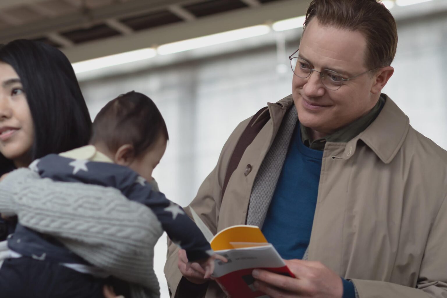 Das erste Bild von Brendan Fraser in ‚Miete Family‘-einem in Tokio lebenden Down-and-Out-Schauspieler wird als Token-Amerikaner für eine japanische Mietfamilie eingestellt, die ihn auf einer unerwarteten Reise der Selbstfindung durch die Rollen, die er im Leben anderer Menschen spielt, führt. Das erste Bild von Brendan Fraser in 'Miete Family'-einem in Tokio lebenden Down-and-Out-Schauspieler wird als Token-Amerikaner für eine japanische Mietfamilie eingestellt, die ihn auf einer unerwarteten Reise der Selbstfindung durch die Rollen, die er im Leben anderer Menschen spielt, führt.