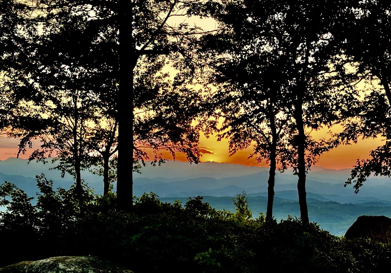 Blue Ridge Mountains Sonnenuntergang durch Bäume