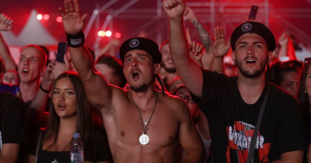NBC News: Kroatischer rechtsgerichteter Sänger Marko Perkovic und Fans führen bei massivem Konzert einen Pro-Nazi-Gruß auf