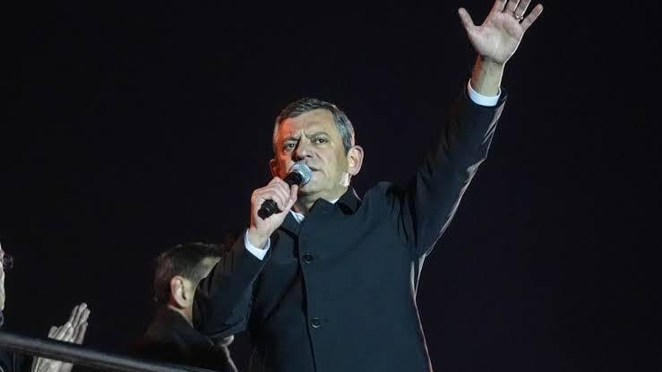 Die Immunität von CHP -Leiter Ozgur Ozel, die für die parlamentarische Kommission vorbereitete Datei zu entfernen, wurde an die gemischte Kommission geschickt.