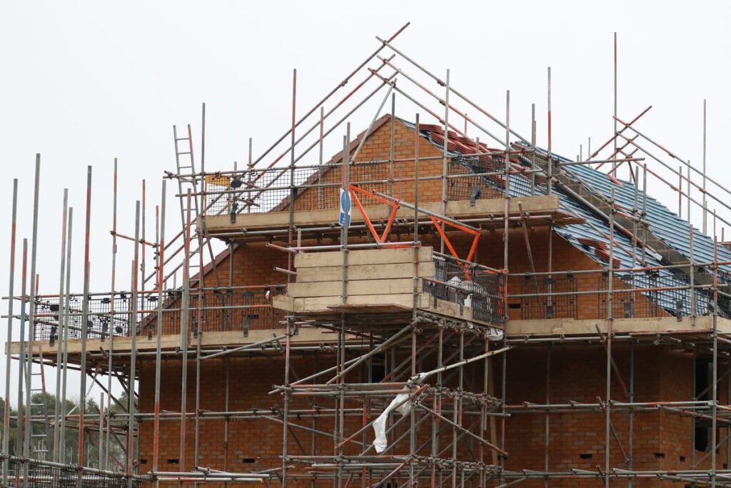 Fertigkeitsmangel gefährdet das Versprechen, 1,5 Millionen Häuser zu bauen, melden Sie Warnungen