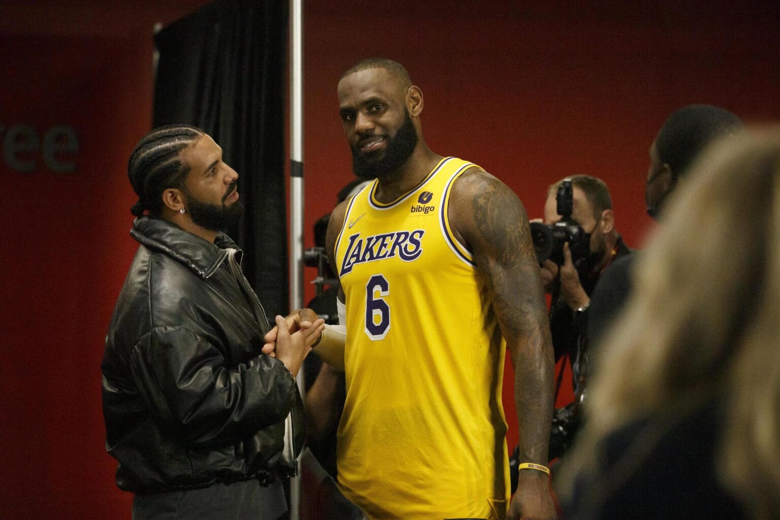 Drake disses Lakers 'LeBron James, verändert' Nonstop 'Lyric in Konzertvideos