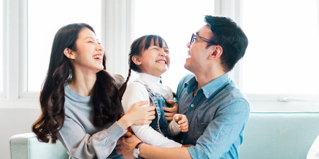Eine Studie über College-Studenten in China ergab, dass Schüler, deren Eltern, Mutter und Vater, ihnen wärmer waren, tendenziell bessere sozio-emotionale Fähigkeiten haben | Sie berichteten auch über besseres soziales und psychisches Wohlbefinden.