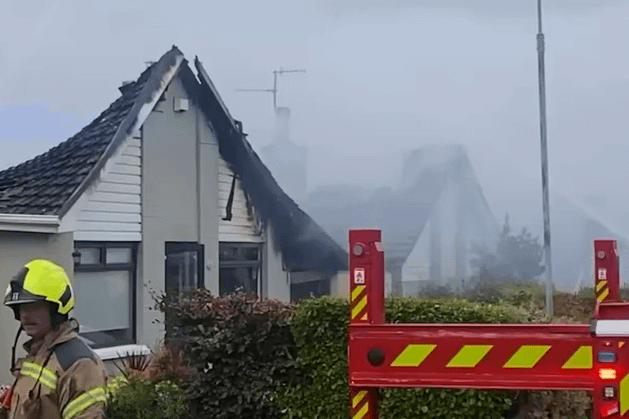 Einheimische, die als Blaze 'Gawpers' entsetzt sind, stören Feuerwehrleute, die gegen Cork -Wohnsiedlung inferno kämpfen