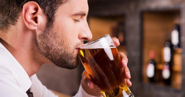 Einheimischer Mann beginnt wöchentliches 3-tägiges Vergiftungsritual