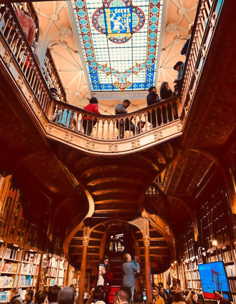 Livraria Lello in Porto ist einer der schönsten Buchhandlungen der Welt.