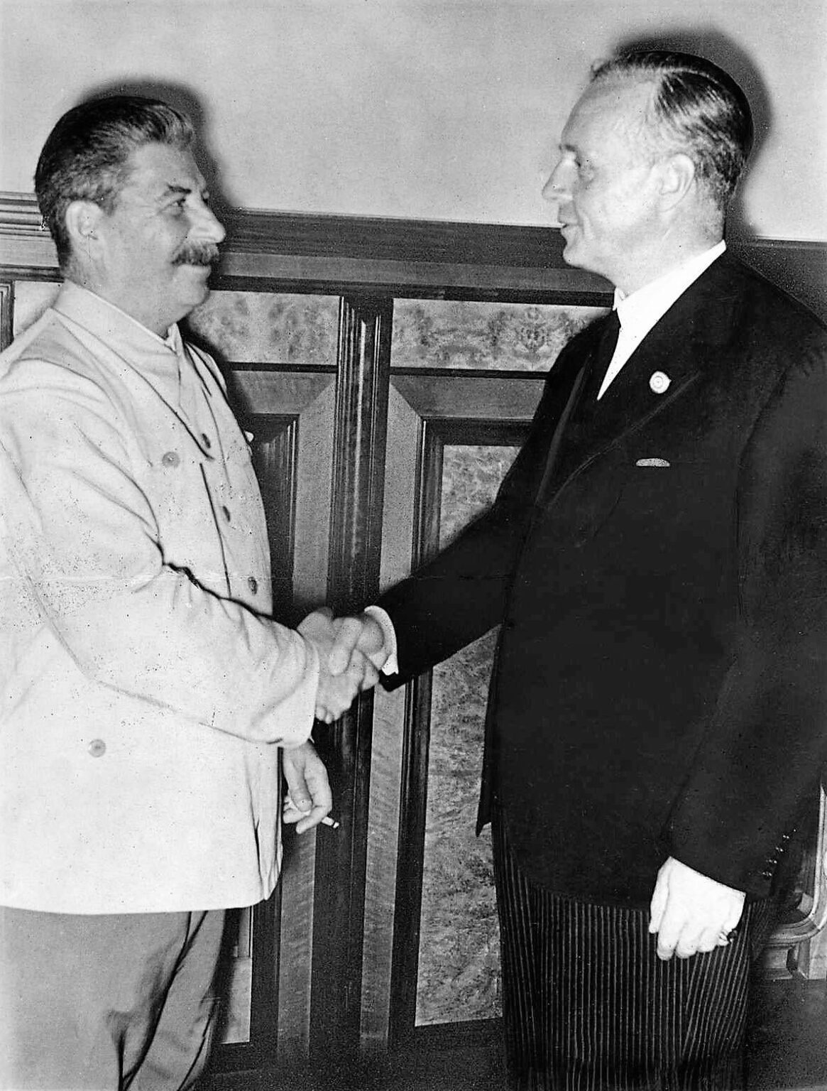 Offiziell, 23. August 1939, vor 86 Jahren, wurde der Molotow -Ribbentrop -Pakt in Moskau unterzeichnet – und teilte Europa zwischen Nazideutschland und Sowjetunion und legte für ihre Zusammenarbeit Grundlagen. Offiziell, 23. August 1939, vor 86 Jahren, wurde der Molotow -Ribbentrop -Pakt in Moskau unterzeichnet - und teilte Europa zwischen Nazideutschland und Sowjetunion und legte für ihre Zusammenarbeit Grundlagen.