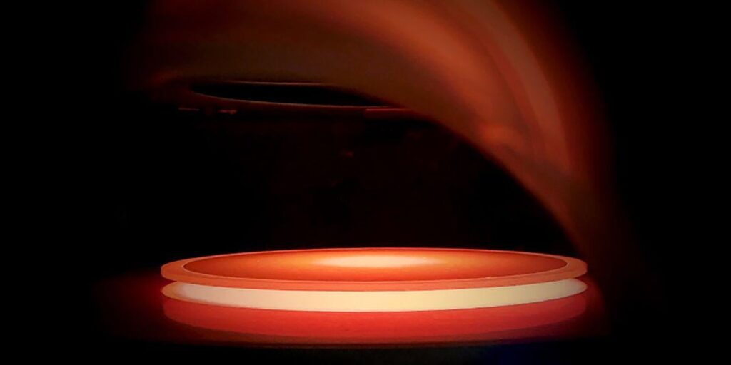 Ein neues Kohlenstoffmaterial könnte eine Protonentherapie für Krebs genauer machen
