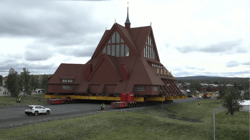 Die Kirche in Kiruna, Schweden, wird im Laufe von zwei Tagen 5 km umgesiedelt, da die Bergbauoperationen unter dem alten Stadtzentrum instabil sind. Das schwedische Fernseher überträgt den Move Live. Die Kirche in Kiruna, Schweden, wird im Laufe von zwei Tagen 5 km umgesiedelt, da die Bergbauoperationen unter dem alten Stadtzentrum instabil sind. Das schwedische Fernseher überträgt den Move Live.