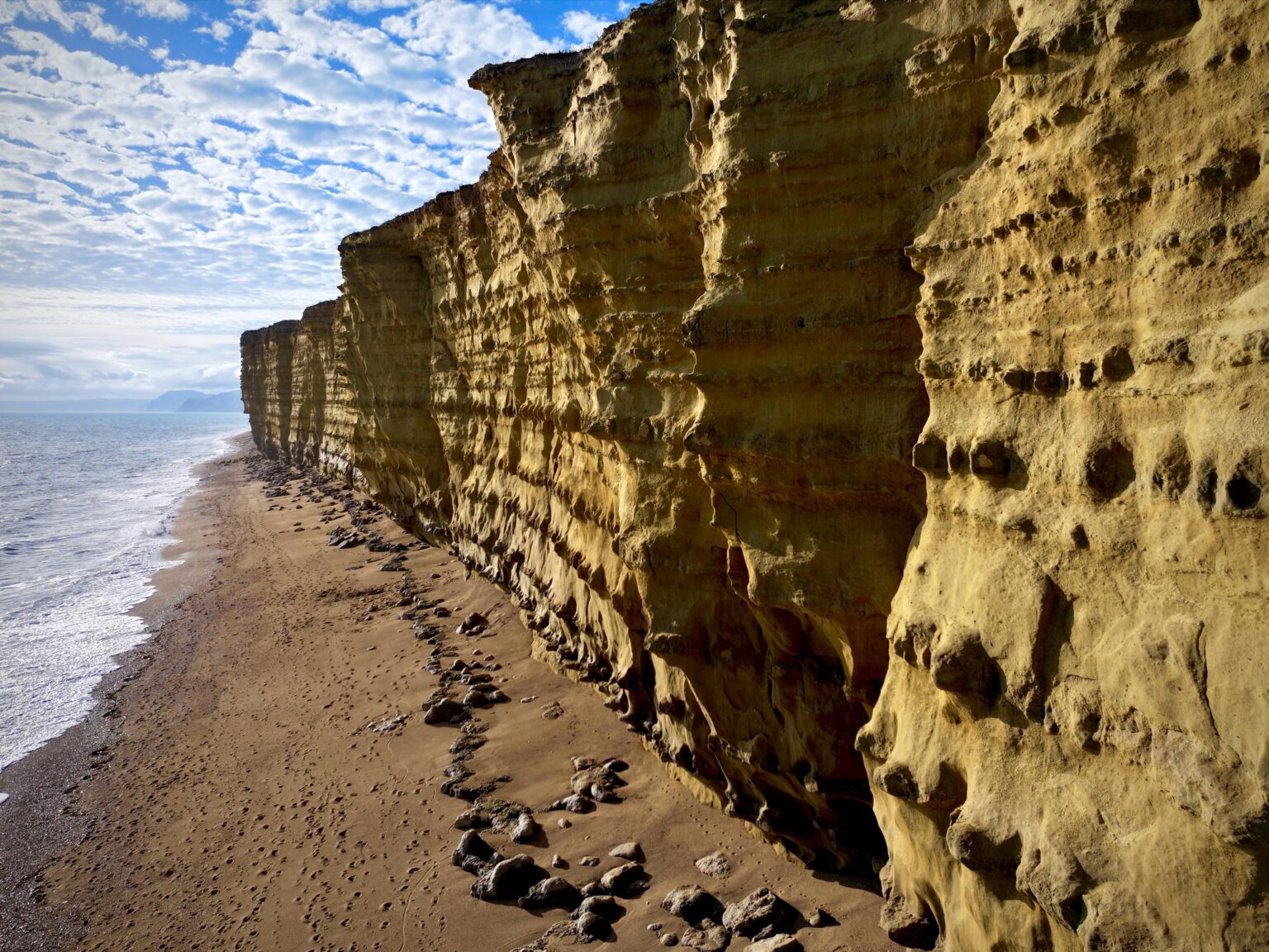 Burton Cliff in Hive Beach, Burton Bradstock, Dorset, England. Mit meiner DJI Mavic 3 Pro -Drohne genommen.