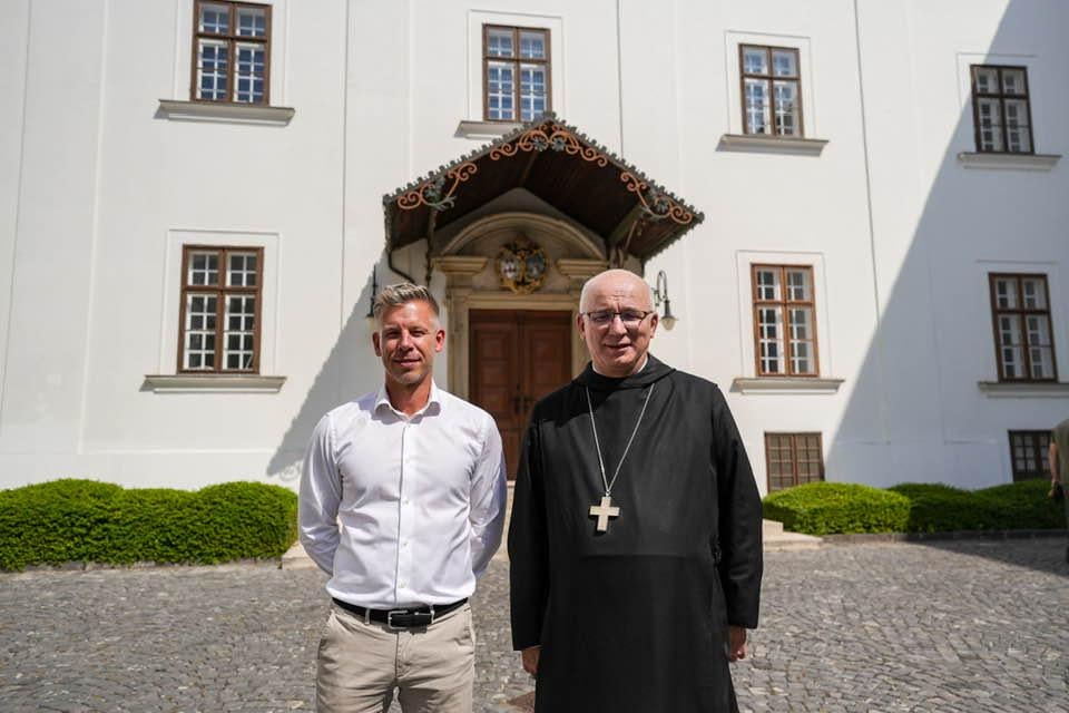 Nicht alle christlichen Führer sind Fidesz. Hortobágy Cyrillic Pannonhalmas hoher Vater erhielt Peter Magyar.