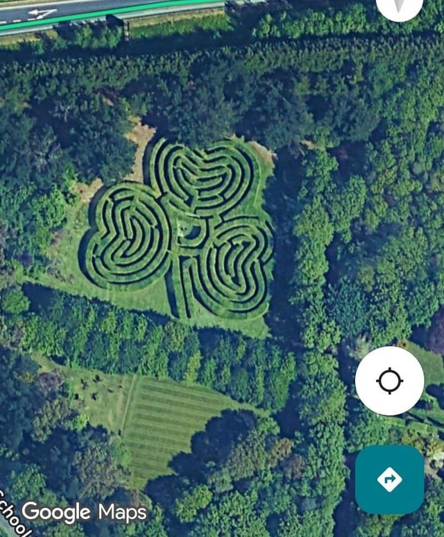 Ein Shamrock -Hedge -Labyrinth in einem kleinen Wald direkt neben der Ballymun Junction auf der M50.