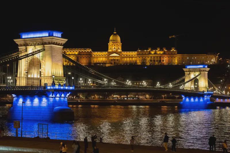 Budapest ist bei der Ukraine. Fidesz und Orban beschweren sich über die Entscheidung der Stadt, die Brücke in den ukrainischen Farben am Unabhängigkeitstag des Landes zu dekorieren