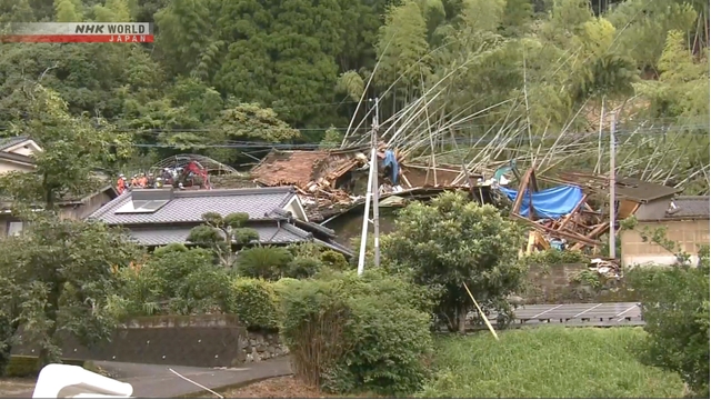 Schlammlawinen, geschwollene Flüsse, die durch starker Regen in Kyushu ausgelöst werden, lassen drei Tote