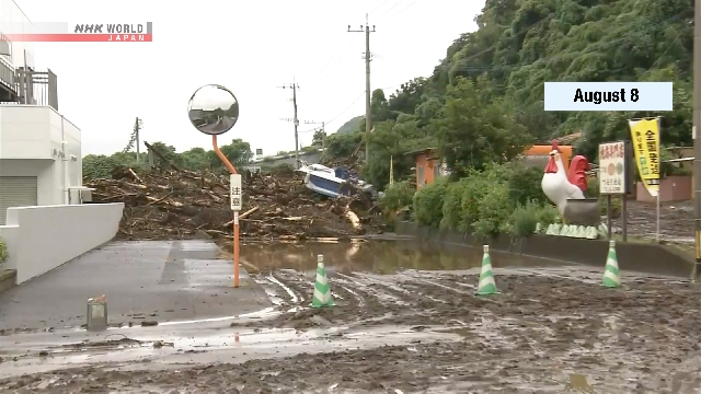 Menschen besuchen Gräber in Kirishima in Bon -Feiertagen, nachdem starker Regen die Stadt getroffen hatte