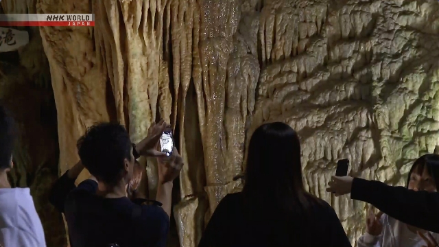 Touristen kühlen sich in der Kalksteinhöhle im Nordosten Japans ab
