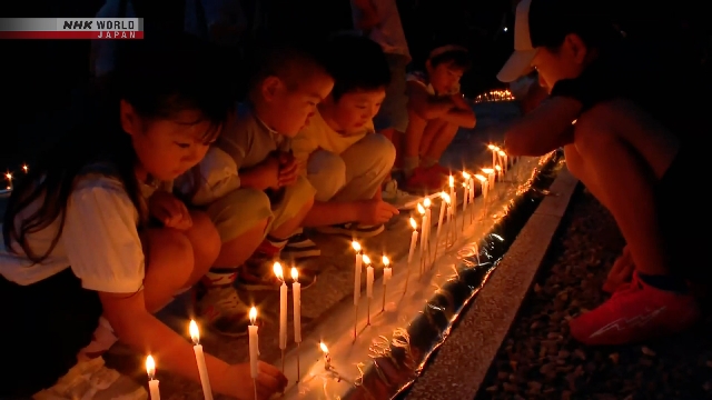 Anbeter beten für Vorfahren mit 100.000 Kerzen in Koyasan, Westjapan, für Vorfahren
