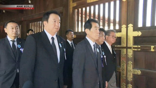 Japanische Gesetzgeber besuchen den Yasukuni -Schrein zum Ende des Zweiten Weltkriegs aus dem Zweiten Weltkrieg