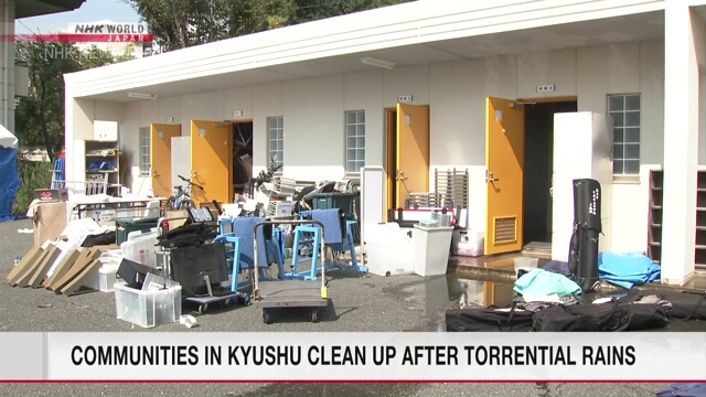 Die Bewohner von Kyushu haben Schwierigkeiten, nach schweren Regenfällen aufzuräumen