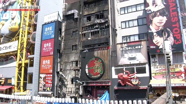Beamte führen in Osaka, Westjapan, vor Ort Untersuchungen zu tödlichem Feuer durch