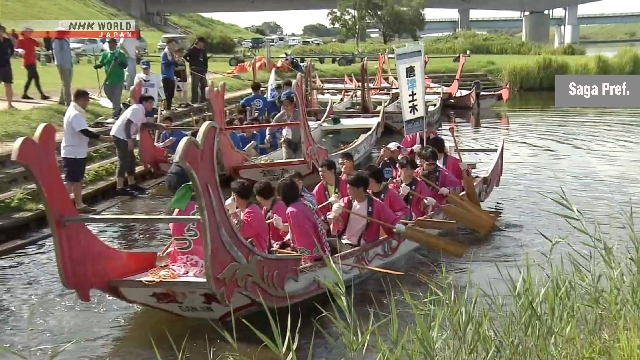 Altes Ruderbootrennen in Saga City, Westjapan, abgehalten