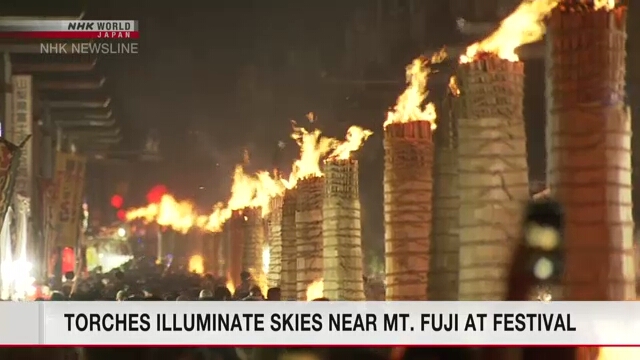 Fackeln beleuchten den Himmel in der Nähe des Mount Fuji beim Festival