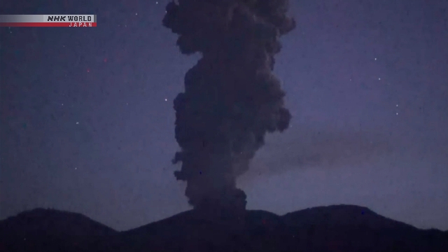 Der Mt. Shinmoedake ausbricht im Südwesten Japans, Rauch erreicht 5.500 Meter