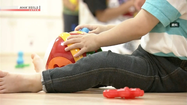 Anzahl der Kinder auf Japans Tagesbetreuungs-Wartelisten trifft Rekord niedrig