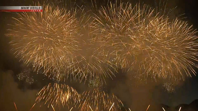 Omagari Feuerwerk schmücken den Himmel in Nordjapan