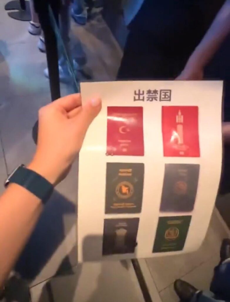 In Japan wurde der Eingang von Türken und Indianern zu Nachtclubs verboten.