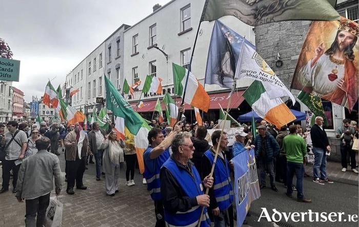 Der Werbetreibende marschiert in Galway in die rechtsextremen rassistischen Besucher, die in Galway marschieren