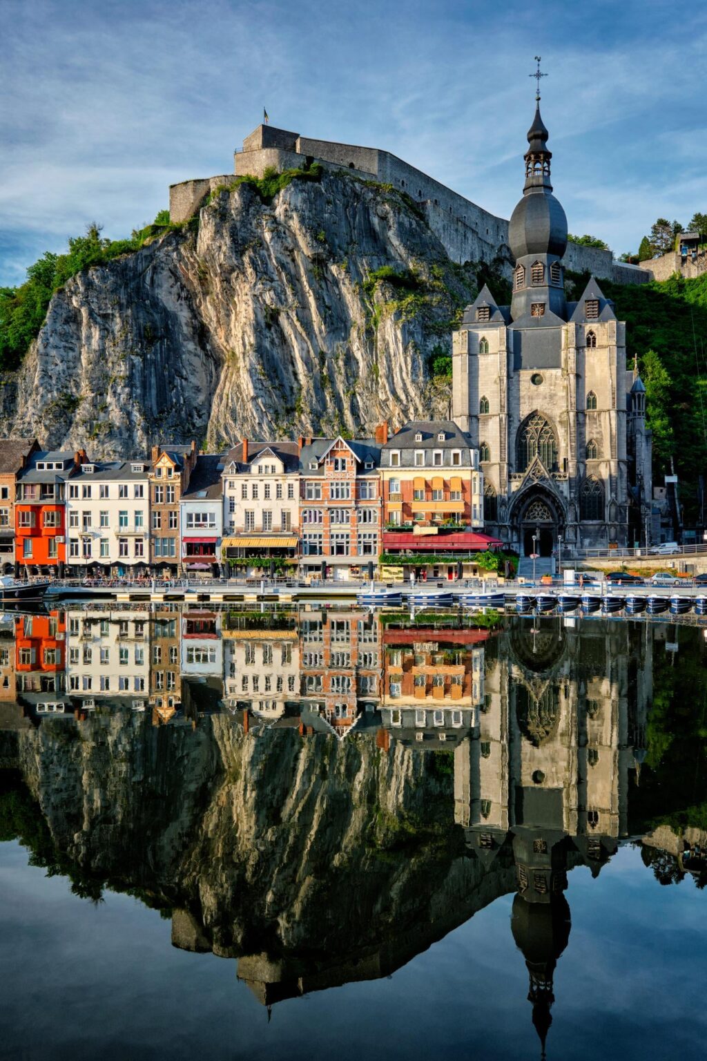 Dinant, eine malerische Stadt in Belgien, ist eine Mischung aus natürlicher Schönheit, historischen Wunder. Dinant ist vor dem atemberaubenden Hintergrund des MEUS -Flusses und der hoch aufragenden Klippen und bietet eine Reihe von Aktivitäten und Sehenswürdigkeiten, die einen unvergesslichen Besuch versprechen. Dinant, eine malerische Stadt in Belgien, ist eine Mischung aus natürlicher Schönheit, historischen Wunder. Dinant ist vor dem atemberaubenden Hintergrund des MEUS -Flusses und der hoch aufragenden Klippen und bietet eine Reihe von Aktivitäten und Sehenswürdigkeiten, die einen unvergesslichen Besuch versprechen.