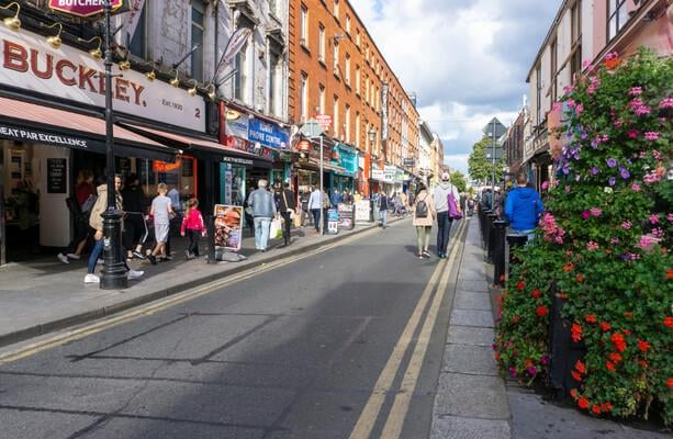 Einsamer unbewaffneter Garda-entwaffneter Räuber im Stadtzentrum von Dublin außerhalb der Lizenz