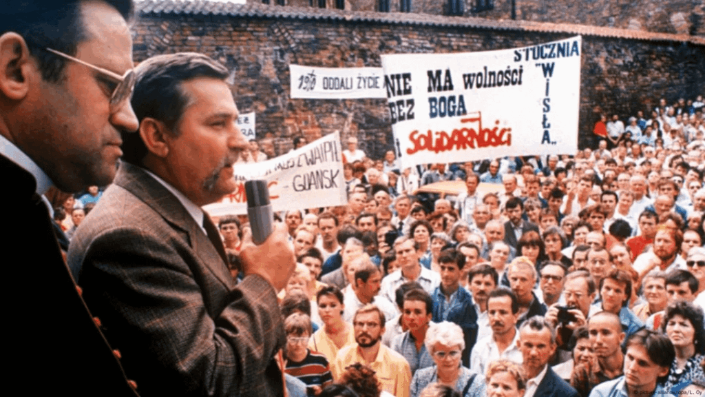 31. August 1980. Solidarität (Solidarność), angeführt von Lech Wałęsa, wurde auf der Lenin Shipyard in Gdikten gegründet und war die erste unabhängige Gewerkschaft in einem Warschauer -Pakt -Land, die vom Staat offiziell anerkannt wurde.