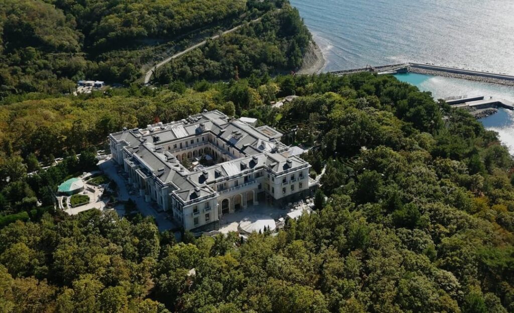 Abstimmung! Putins Beach Palace oder Orban Estate mögen Sie Sie besser?