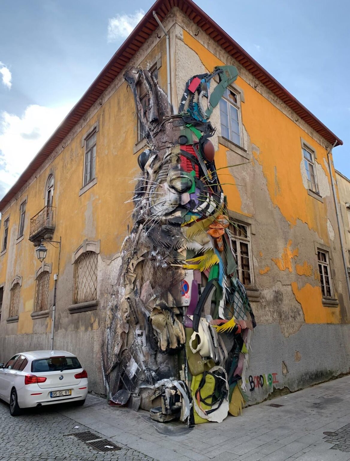 Half Rabbit, ein beeindruckendes Kunstwerk der Stadt, des portugiesischen Künstlers Bordalo II, in Gaia (in der Nähe des Douro River), Portugal.