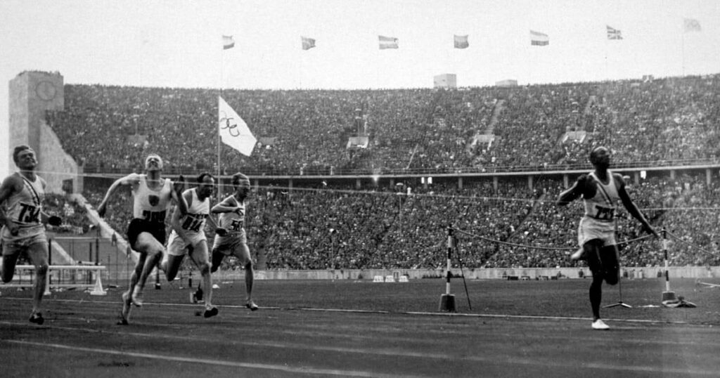 3. August 1936 - Jesse Owens, ein Afroamerikaner, gewinnt den 100 -m -Arm