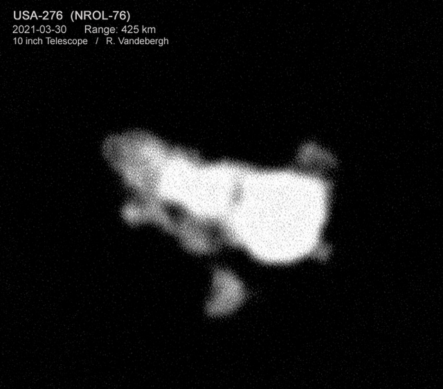 USA-276 ist ein militärischer Satellit mit klassifizierten Zielen. Es wurde beobachtet, dass es periodische Flybys der Internationalen Raumstation machte.