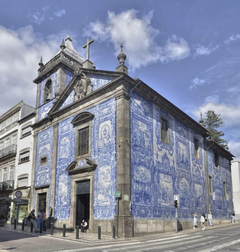 Kirche unserer Lieben Frau der Seelen im Herzen der Innenstadt von Porto, Portugal
