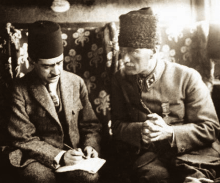 Atratürk gibt dem Journalisten ein Interview, der ihn sehr über die Pressefreiheit kritisierte und seine Ideen hört. (1922)