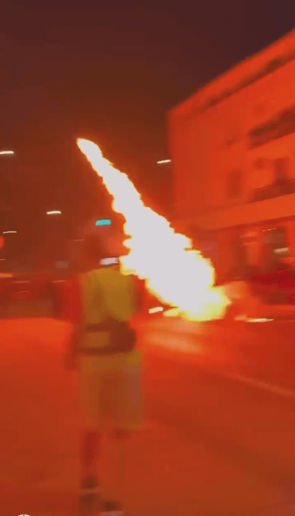 Anscheinend benutzte IED von Demonstranten im Valjevo -Tag, nachdem die Polizei das 16 -jährige Kind besiegt hatte. Videos mit mehreren Blickwinkeln in Kommentaren.