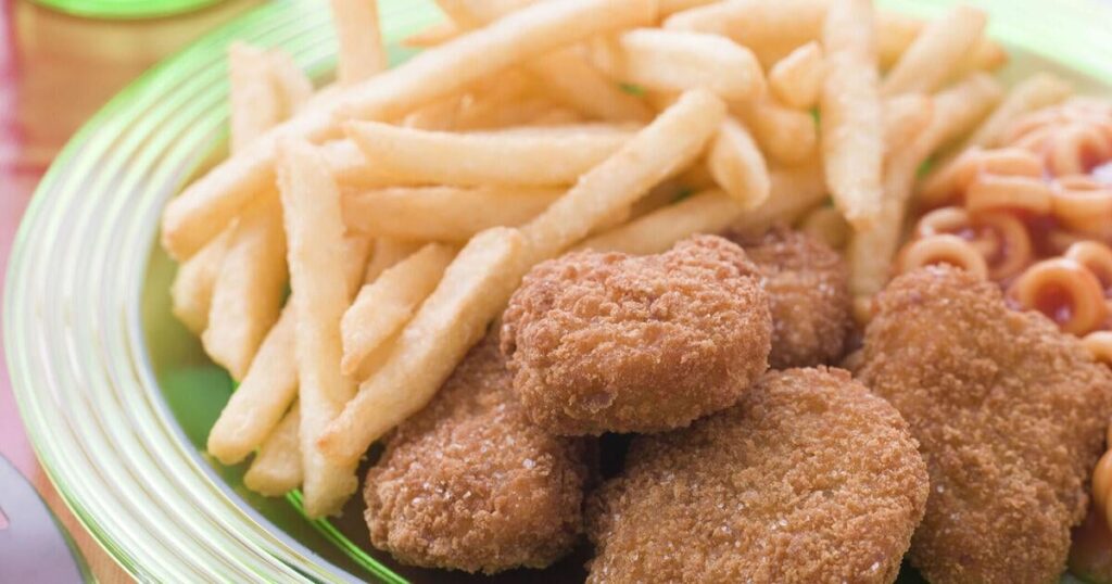 Hühnernuggets und andere 'betrügerische Lebensmittel', die aus den Schulmahlzeiten verbannt wurden