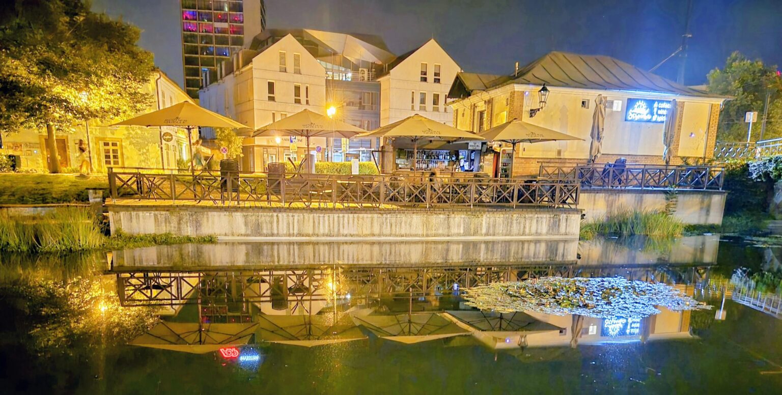 Reflexionen eines Restaurants am Fluss in Plzen.
