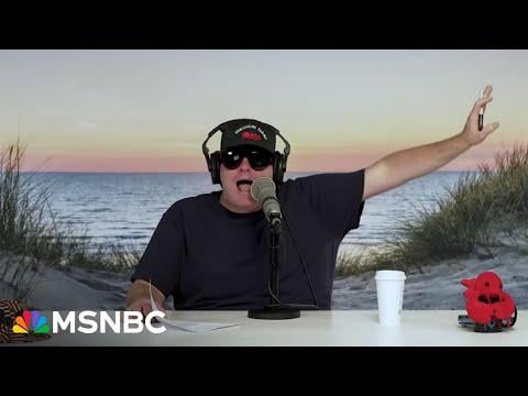 Tim Dillon schlug Donald Trumps Übernahme von Washington, DC, zu und sagte, es sei "alles, worüber Alex Jones uns gewarnt hat."