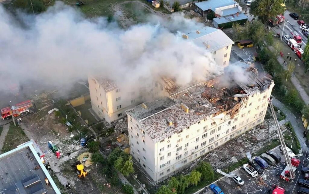 Russland Bomben Wohngebäude in Kharkiv Stunden bevor Zelensky Trump trifft - Kleinkind unter den Toten