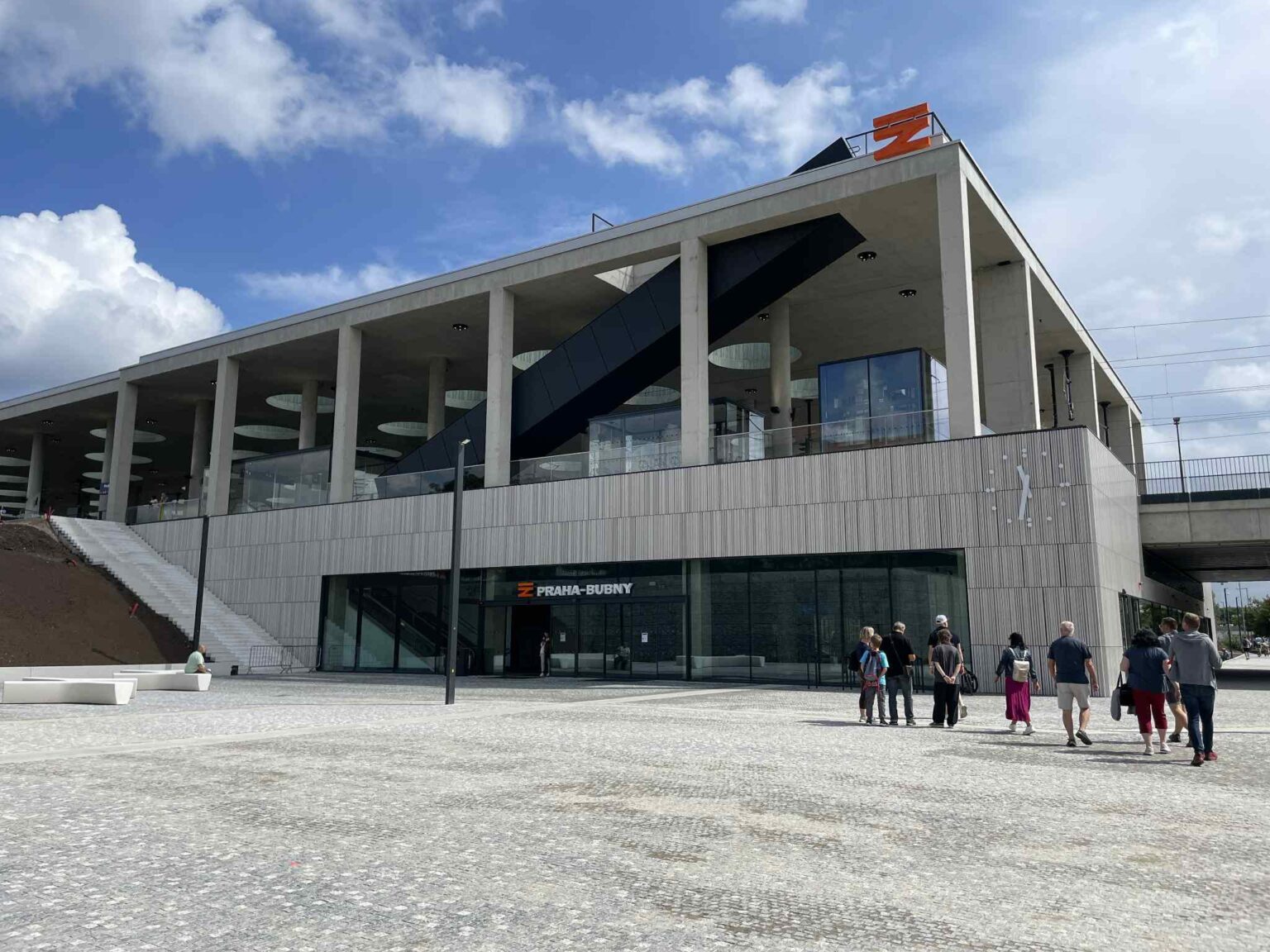 Prag eröffnet seinen ersten neuen großen Bahnhof seit 40 Jahren! Die Kosten betrugen 230 m Euro. (Praha - Bubny)