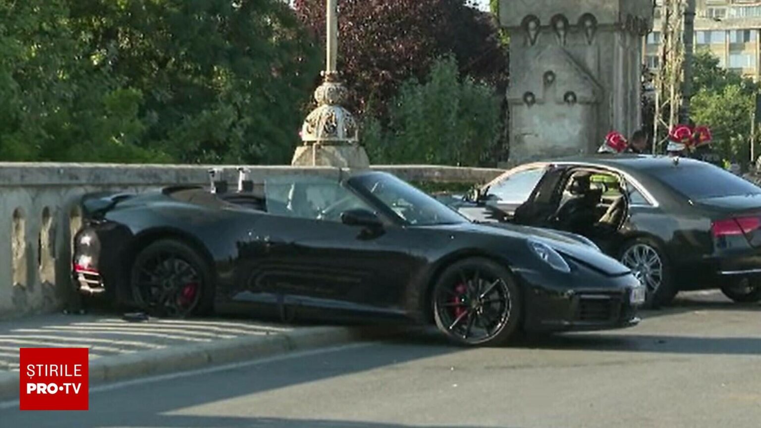Rafe im Verkehr in Timișoara. Zwei Autos hätten absichtlich zusammengekommen, und die Polizei fand die Schwerter in einem von ihnen. Rafe im Verkehr in Timișoara. Zwei Autos hätten absichtlich zusammengekommen, und die Polizei fand die Schwerter in einem von ihnen.