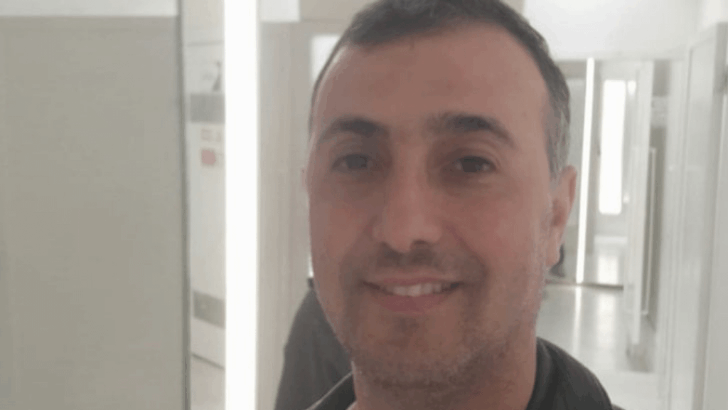 Nach der Verkehrsdebatte beobachtete der Geschäftsmann, der die Nicht -Non -Lodge beobachtete, bis die Unterkunft drohte, Beleidigungen zu bedrohen. Er beschlagnahmte auch den Soldaten des Soldaten, den er in Gewahrsam genommen hatte und ihn in Gewahrsam nahm Nach der Verkehrsdebatte beobachtete der Geschäftsmann, der die Nicht -Non -Lodge beobachtete, bis die Unterkunft drohte, Beleidigungen zu bedrohen. Er beschlagnahmte auch den Soldaten des Soldaten, den er in Gewahrsam genommen hatte und ihn in Gewahrsam nahm